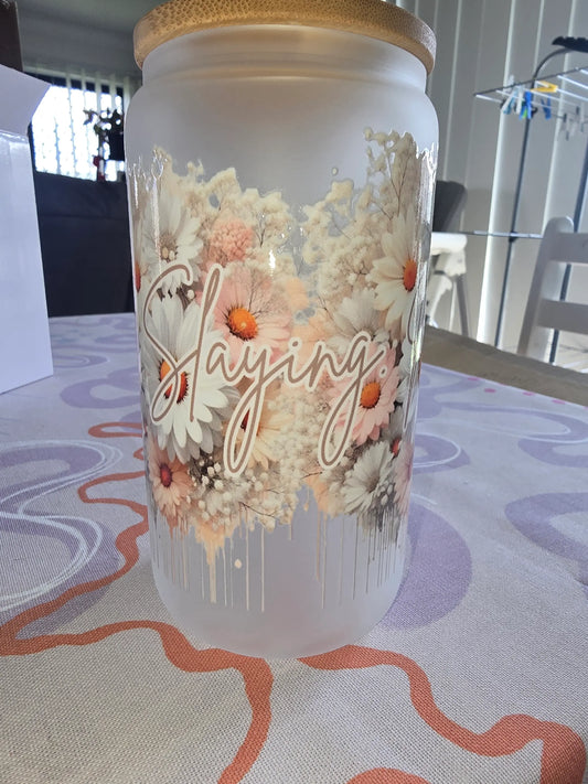 16oz frosted glass can - white flowers and slaying mum life